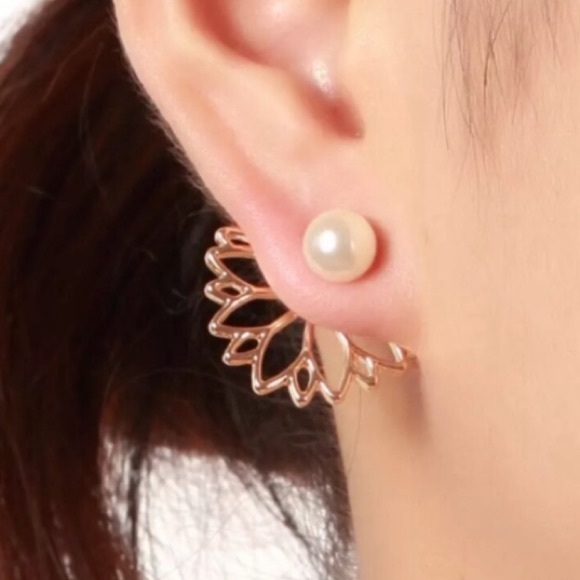 NWOT Pearl Flower Ear Jacket Earring - Picture 2 of 4